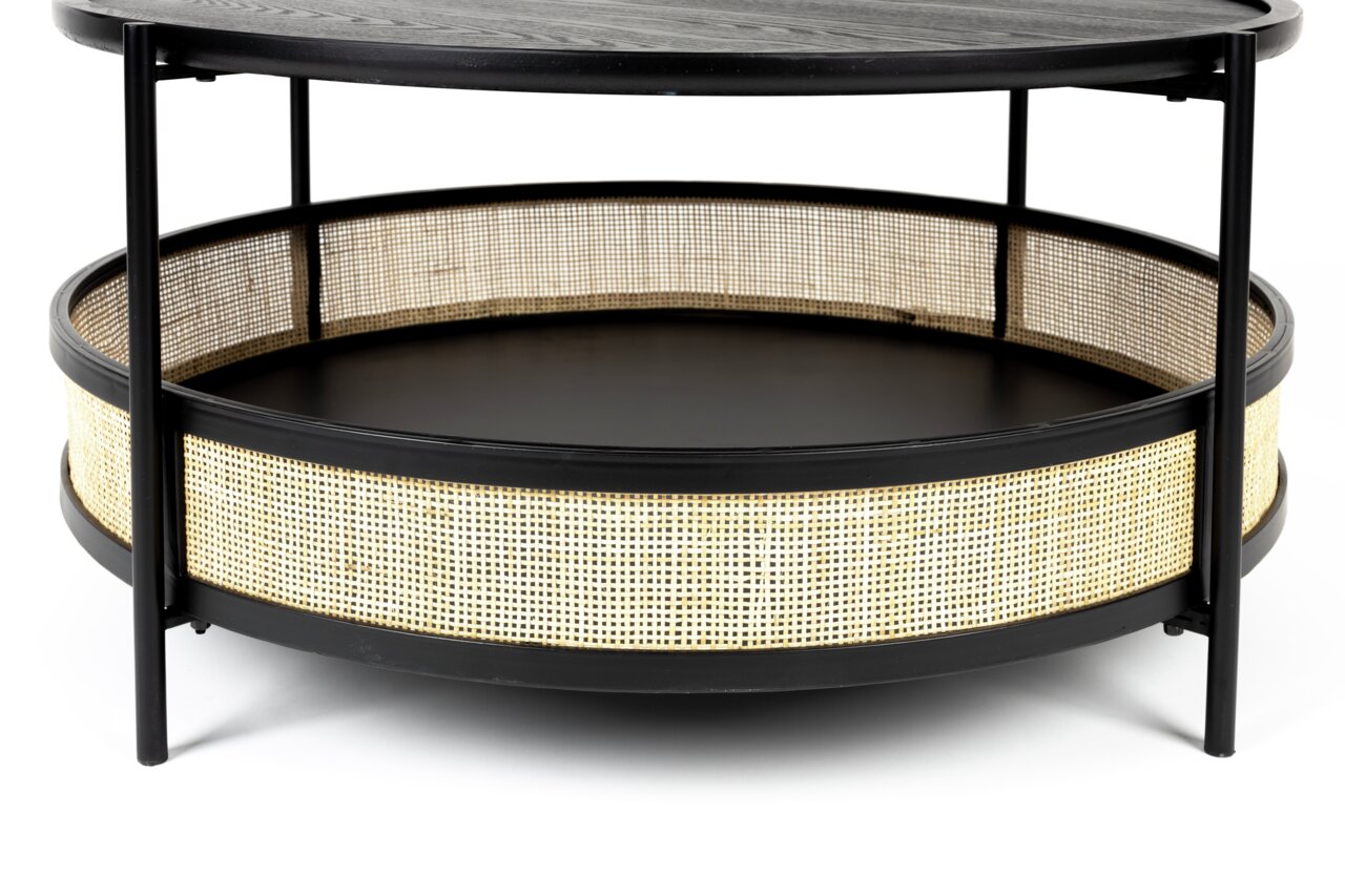 Moderne salontafel met een zwart metalen frame en gevlochten rotan, gezien vanaf de zijkant.