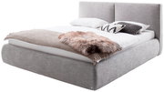 Graues Polsterbett in 180 cm Breite mit Kopfteil, seitlicher Perspektive, dekoriert mit Kissen und Decken.