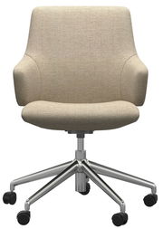 Beiger Home Office Sessel mit Armlehnen und verchromtem Drehfuß, Vorderansicht