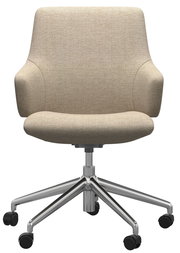 Beiger Home Office Sessel mit Armlehnen und verchromtem Drehfuß, Vorderansicht