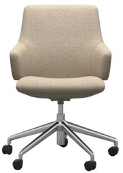 Beige thuiskantoorstoel met armleuningen en verchroomd draaivoet, vooraanzicht