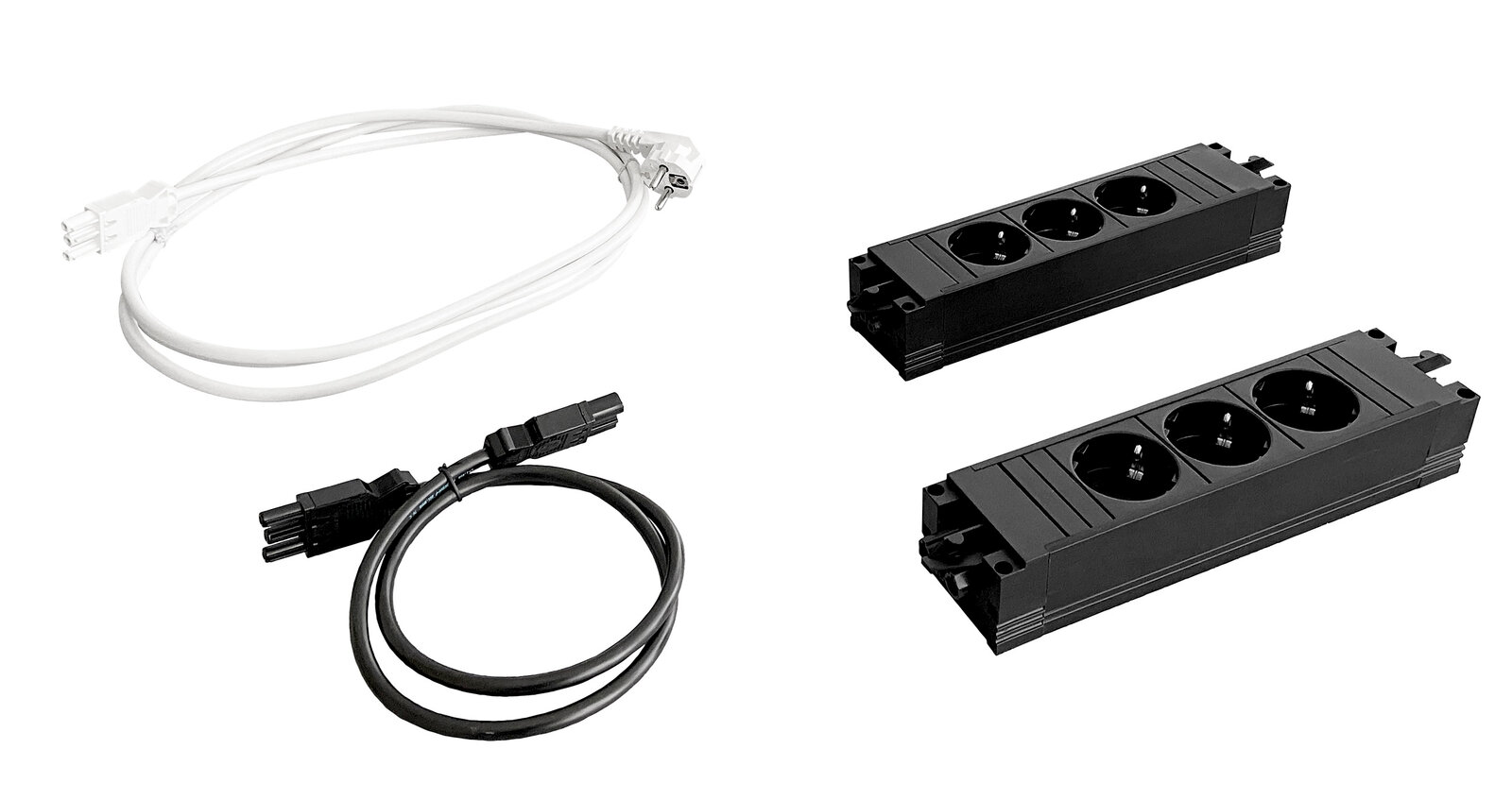 Elektro-Set mit zwei schwarzen Steckdosenleisten und zwei Kabeln, aus der Vogelperspektive fotografiert.