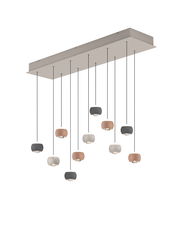 Moderne Pendelleuchte mit mehreren hängenden Lampenschirmen in verschiedenen Farben, seitliche Perspektive