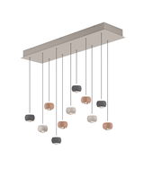 Moderne Pendelleuchte mit mehreren hängenden Lampenschirmen in verschiedenen Farben, seitliche Perspektive