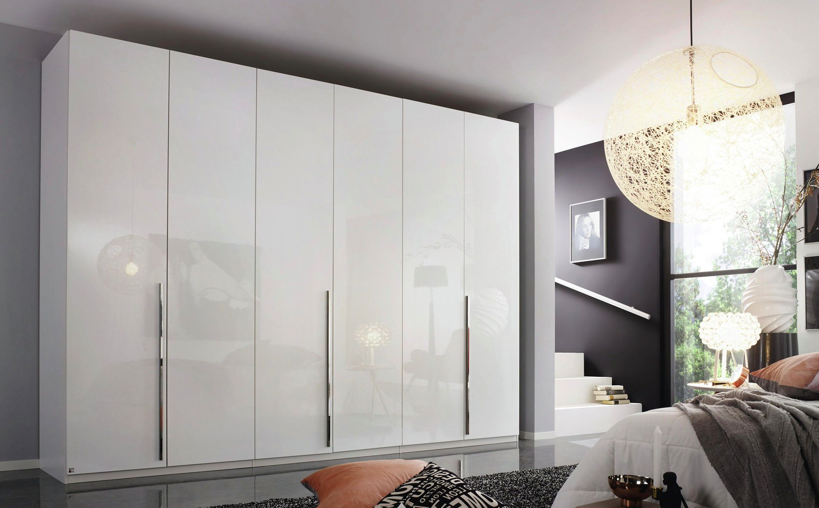 Novel Drehtürenschrank 6-türig MONTCLAR Moderner, weißer 6-türiger Drehtürenschrank in einem stilvollen Schlafzimmer, frontal betrachtet.