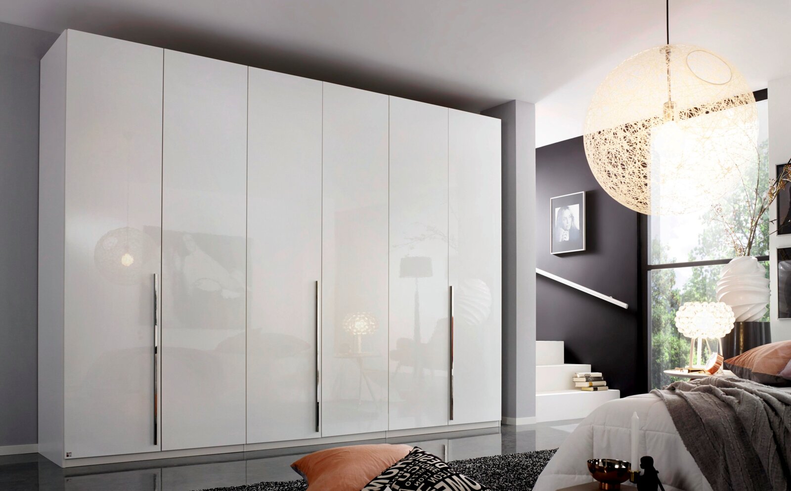 Moderner, weißer 6-türiger Drehtürenschrank in einem stilvollen Schlafzimmer, frontal betrachtet.