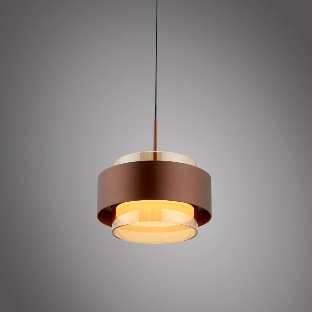 Moderne LED-Hängeleuchte in Braun und Gold, seitliche Perspektive