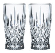 Twee elegante, hoogglanzende kristallen glazen met een gedetailleerd slijpspatroon, die aan de voorkant naast elkaar staan.