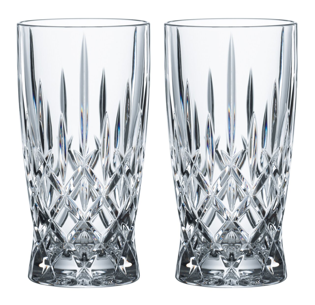 Twee elegante, hoogglanzende kristallen glazen met een gedetailleerd slijpspatroon, die aan de voorkant naast elkaar staan.