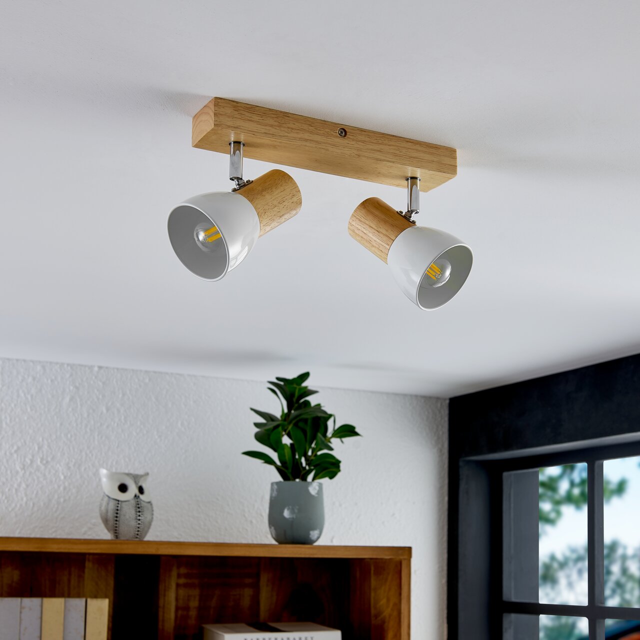 Deckenstrahler mit zwei verstellbaren Holz- und Metallleuchten, Perspektive von unten