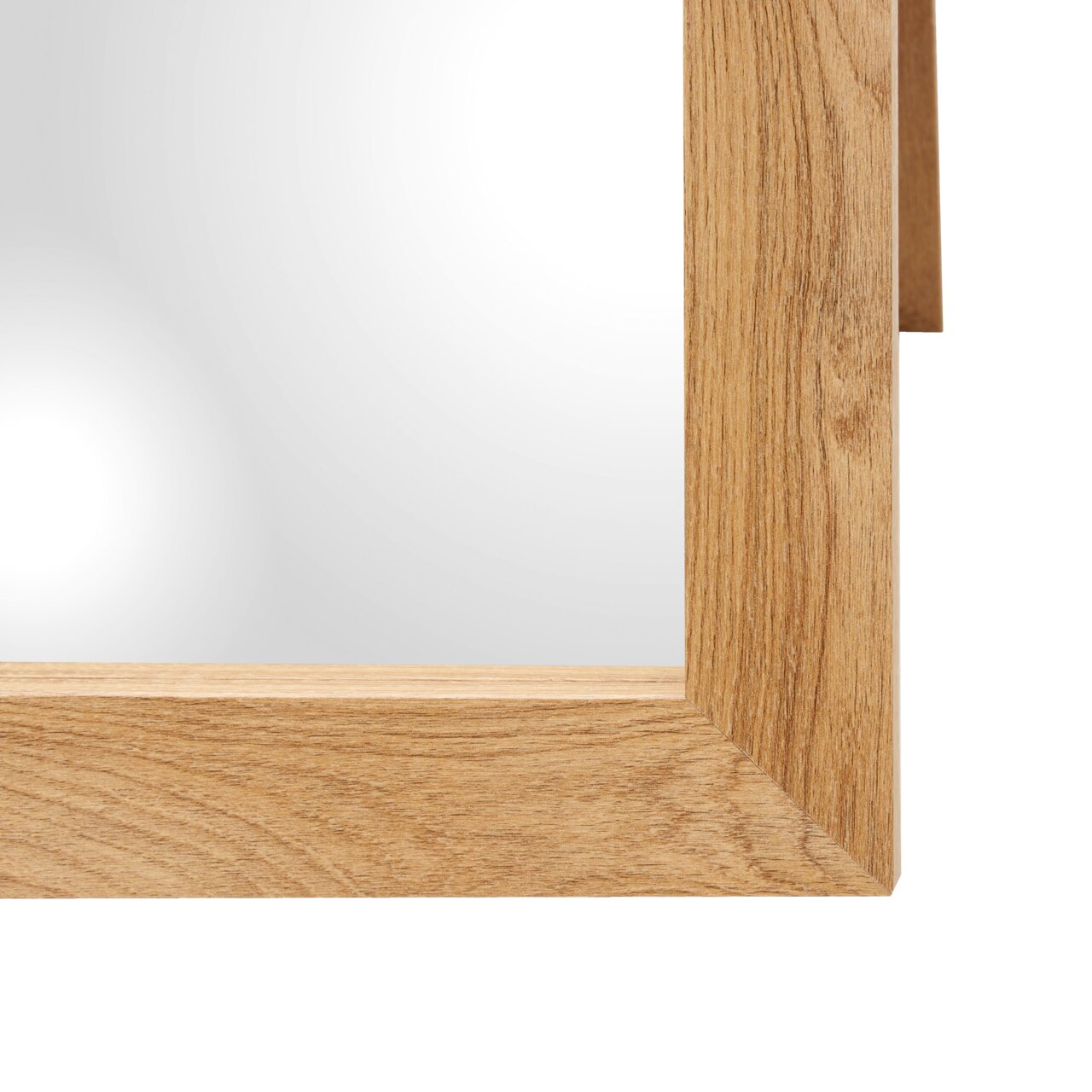 Nahaufnahme eines Standspiegels mit Holzrahmen, Perspektive von der Ecke