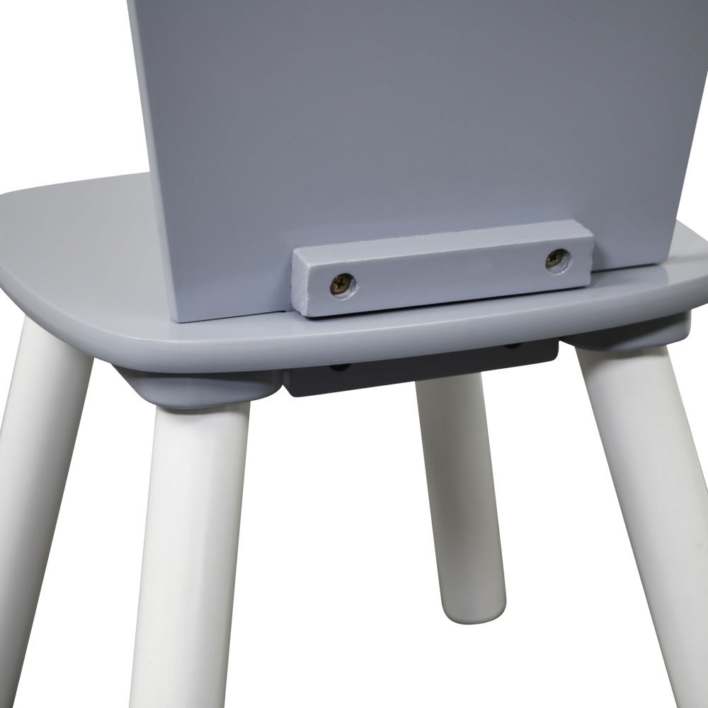 Nahaufnahme eines grauen Kindertisches mit weißen Beinen, seitliche Perspektive