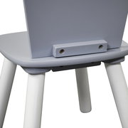 Nahaufnahme eines grauen Kindertisches mit weißen Beinen, seitliche Perspektive