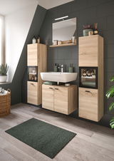 Moderne Badkombination mit Holzoptik, bestehend aus einem Waschbecken mit Unterschrank, zwei hohen Schränken und einem Spiegel, aus der Perspektive von vorne betrachtet.