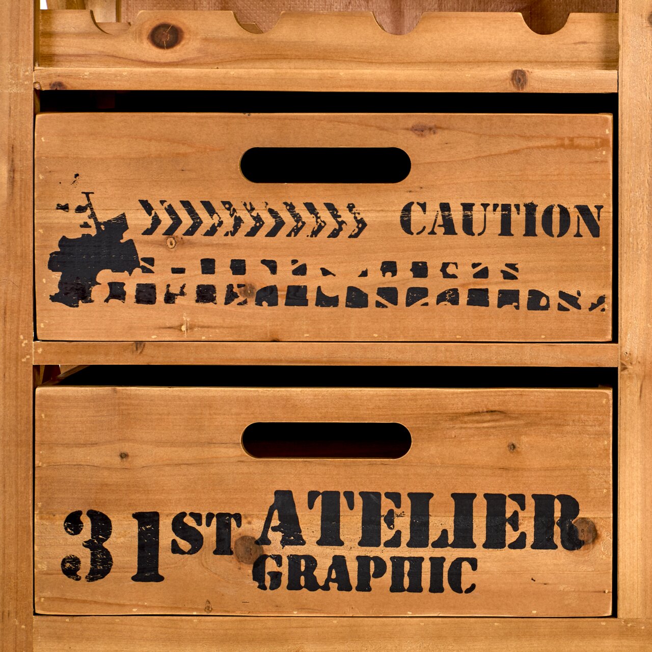 Nahaufnahme eines rustikalen Bar- und Servierwagens aus Holz mit Schubladen, die mit industriellen Grafiken und Schriftzügen wie 'CAUTION' und '31st ATELIER GRAPHIC' verziert sind.