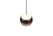 Moderne Pendelleuchte Orbit in Kugelform, Ansicht von unten, mit schwarzem Kabel und leuchtendem, zweifarbigem Schirm.