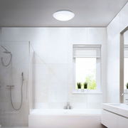 Moderne LED-Deckenleuchte mit Bewegungsmelder in einem stilvollen Badezimmer, Deckenansicht.