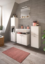 Moderner Badschrank BOSTON in einem stilvollen Badezimmer mit grauen Fliesen und Holzboden, aus der Perspektive von vorne links betrachtet.