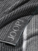 Gästetuch in Nahaufnahme, graue Streifen mit eingewebtem Schriftzug 'JOOP!'