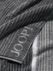 Gästetuch in Nahaufnahme, graue Streifen mit eingewebtem Schriftzug 'JOOP!'