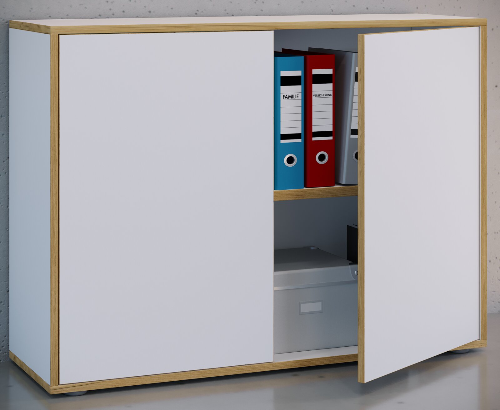 Weißer Büroschrank mit Holzrahmen und zwei Türen, eine Tür geöffnet mit sichtbaren Ordnern und Aufbewahrungsbox; Ansicht schräg von vorn rechts.