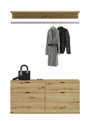 Frontale Ansicht einer modernen Kommode aus Holz mit vier Schubladen, darüber eine Kleiderstange mit zwei Kleidungsstücken und ein Regalbrett.
