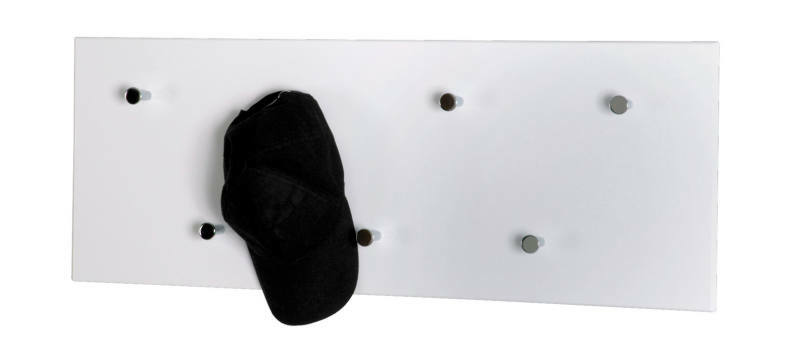 Weiße Wandgarderobe mit mehreren Haken, an einem hängt eine schwarze Kappe. Frontalansicht.