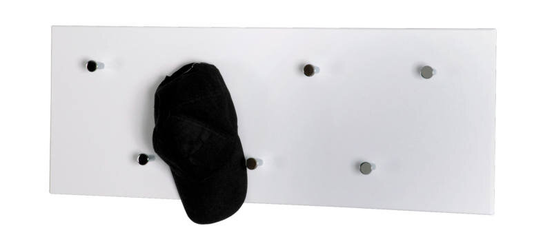 Weiße Wandgarderobe mit mehreren Haken, an einem hängt eine schwarze Kappe. Frontalansicht.