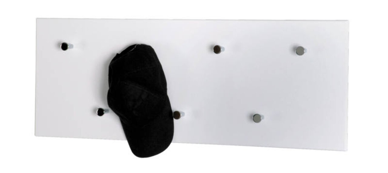 Witte wandkapstok met meerdere haken, waaraan een zwarte pet hangt. Vooraanzicht.