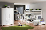 Moderner weißer Kleiderschrank mit zwei Türen und zwei Schubladen, frontal fotografiert in einem stilvoll eingerichteten Jugendzimmer.