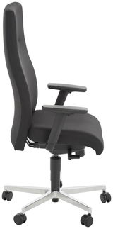 Seitliche Ansicht eines modernen Chefsessels mit Armlehnen und Rollen, in dunklem Stoffbezug.