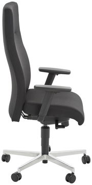 Seitliche Ansicht eines modernen Chefsessels mit Armlehnen und Rollen, in dunklem Stoffbezug.