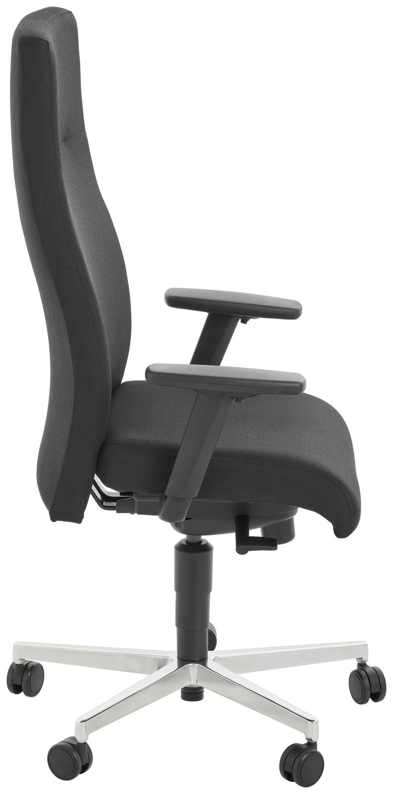 Seitliche Ansicht eines modernen Chefsessels mit Armlehnen und Rollen, in dunklem Stoffbezug.