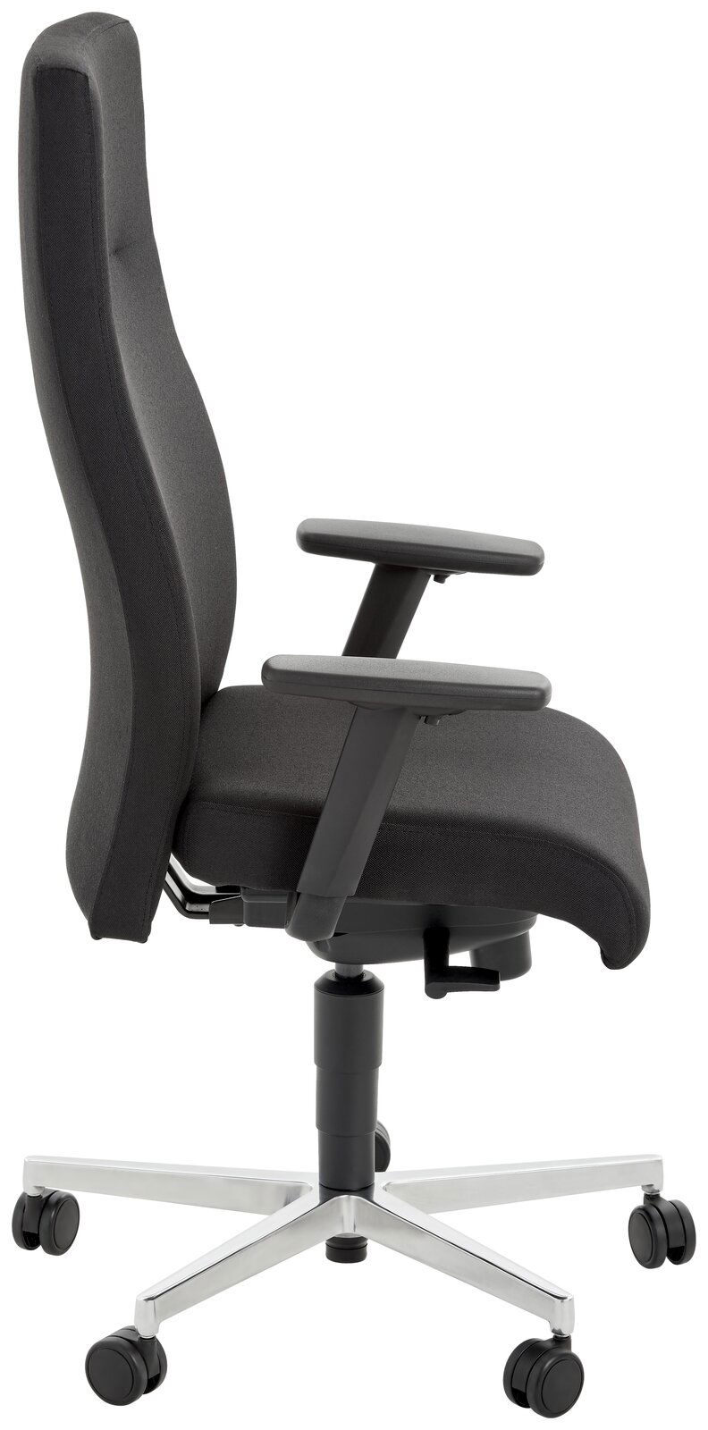 Seitliche Ansicht eines modernen Chefsessels mit Armlehnen und Rollen, in dunklem Stoffbezug.