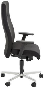 Seitliche Ansicht eines modernen Chefsessels mit Armlehnen und Rollen, in dunklem Stoffbezug.