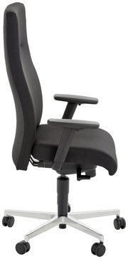 Seitliche Ansicht eines modernen Chefsessels mit Armlehnen und Rollen, in dunklem Stoffbezug.