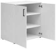 Weiße Kommode mit zwei offenen Türen, drei Regalböden und schwarzem Griff, seitliche Perspektive