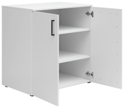 Weiße Kommode mit zwei offenen Türen, drei Regalböden und schwarzem Griff, seitliche Perspektive