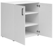 Weiße Kommode mit zwei offenen Türen, drei Regalböden und schwarzem Griff, seitliche Perspektive