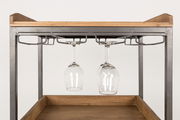 Weinregal mit Metallrahmen und Holzablage, zwei hängende Weingläser, Frontalansicht