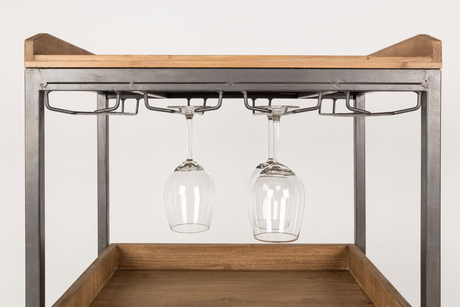 Weinregal mit Metallrahmen und Holzablage, zwei hängende Weingläser, Frontalansicht