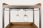 Weinregal mit Metallrahmen und Holzablage, zwei hängende Weingläser, Frontalansicht