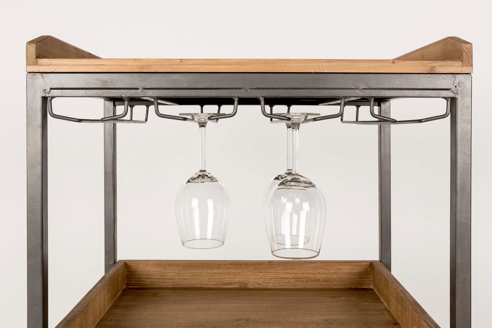 Weinregal mit Metallrahmen und Holzablage, zwei hängende Weingläser, Frontalansicht