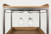 Weinregal mit Metallrahmen und Holzablage, zwei hängende Weingläser, Frontalansicht