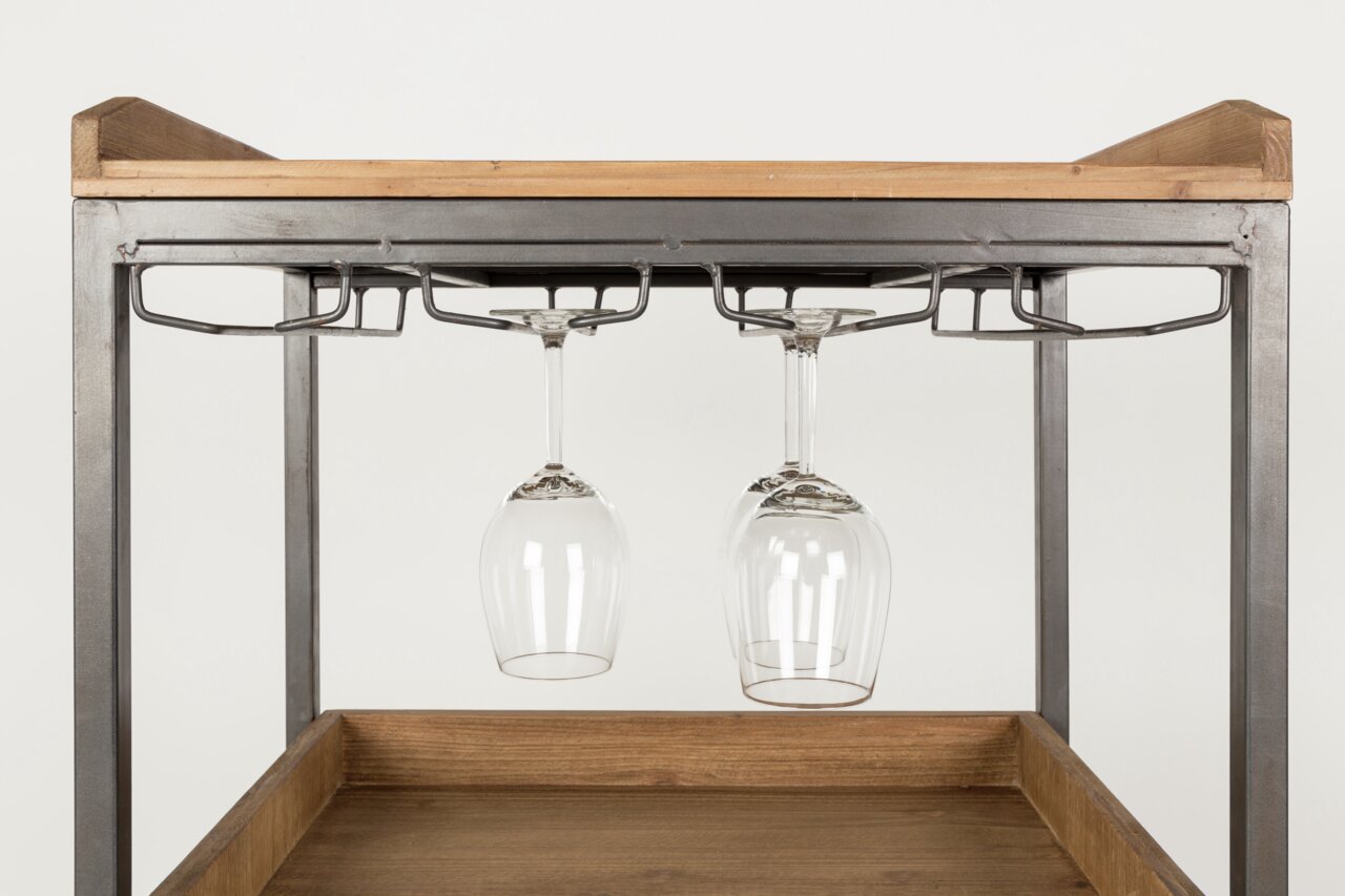 Weinregal mit Metallrahmen und Holzablage, zwei hängende Weingläser, Frontalansicht