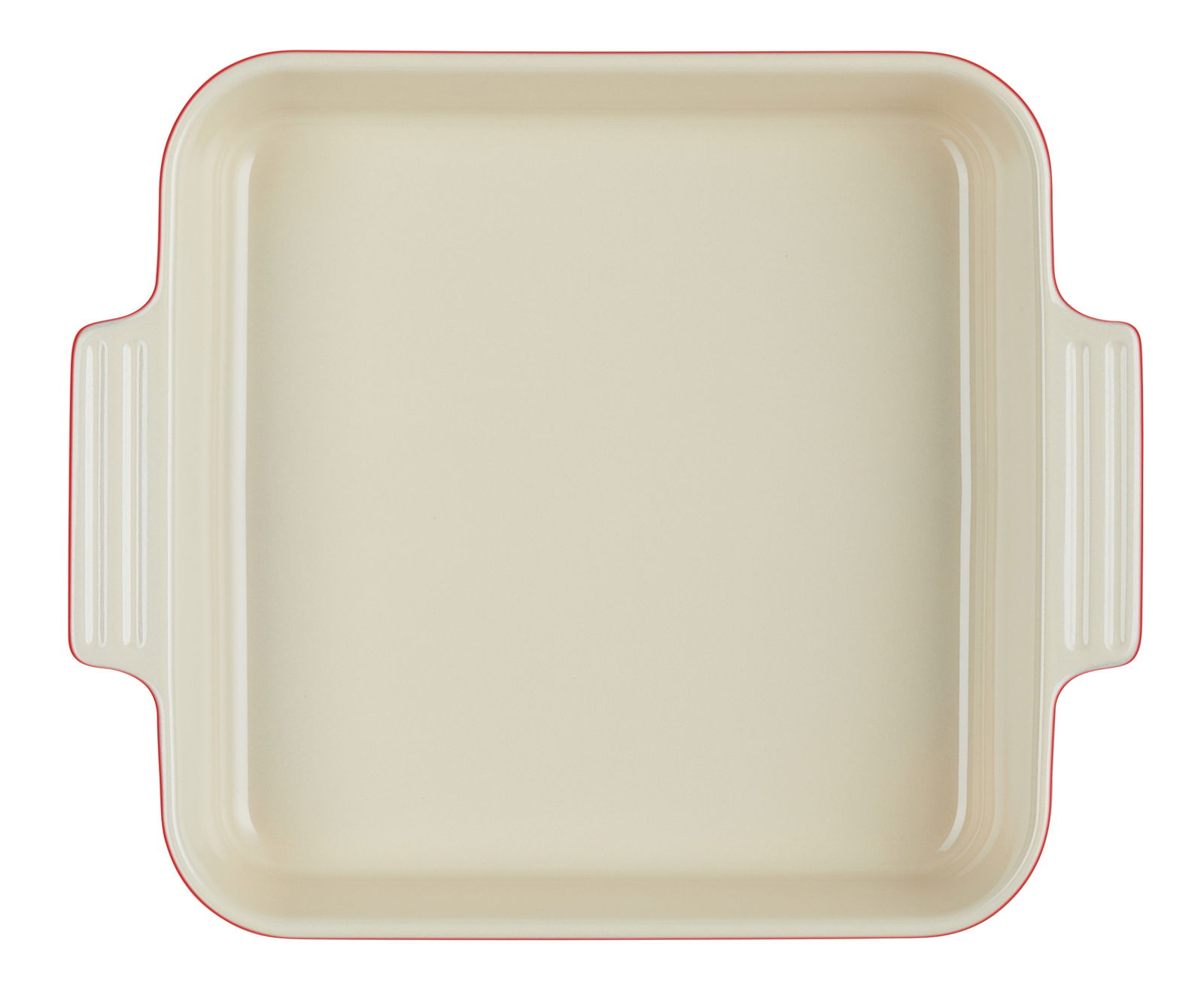 Vogelperspektive auf eine quadratische, cremefarbene Auflaufform mit roten Rändern und seitlichen Griffen.
