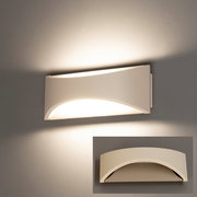Weiße, moderne LED-Wandleuchte mit indirektem Up-&-Downlight an grauer Wand, perspektivisch leicht von links/vorne aufgenommen; unten rechts zusätzliche Frontansicht.