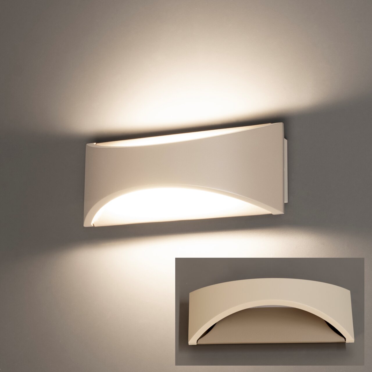 Witte, moderne led-wandlamp met indirecte opwaartse en neerwaartse verlichting aan een grijze muur, vanuit een licht perspectief van links/vooraan gefotografeerd; rechtsonder een extra vooraanzicht.