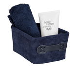 Dunkelblauer Badkorb Anela mini, long mit Handtuch und Tube, seitliche Perspektive