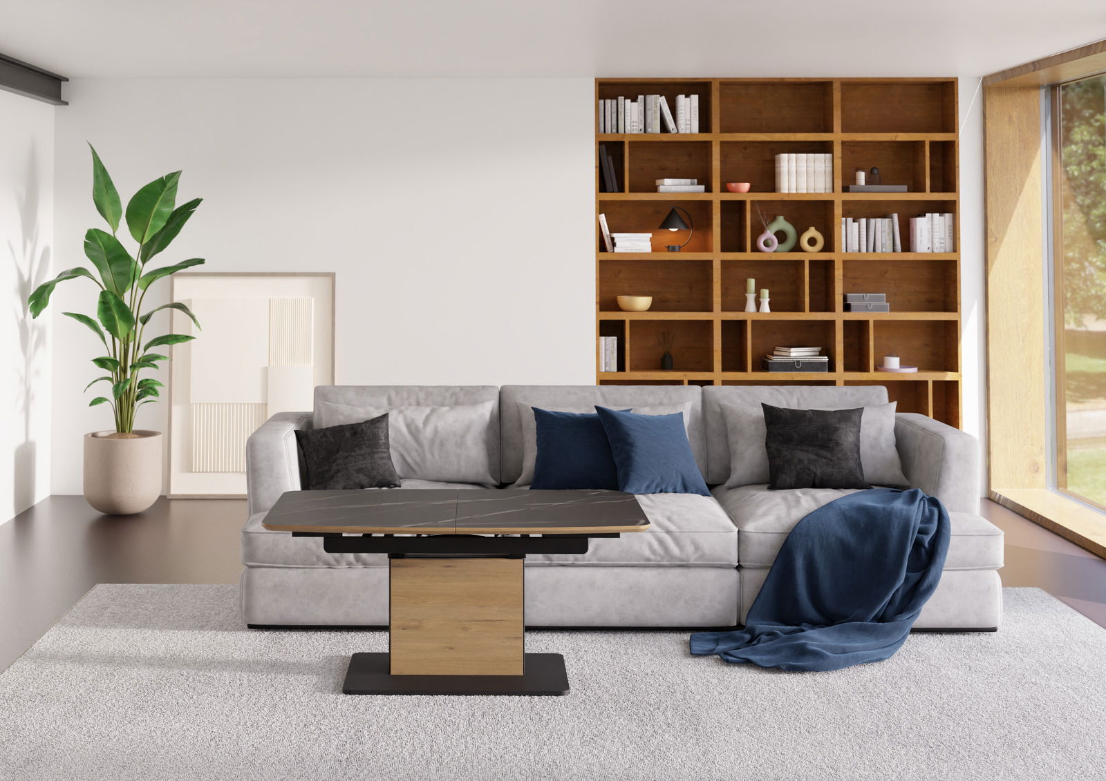 Moderner Couchtisch mit Holz- und Metallelementen, frontal vor einem grauen Sofa mit blauen und schwarzen Kissen, in einem hellen Wohnzimmer mit Bücherregal im Hintergrund.